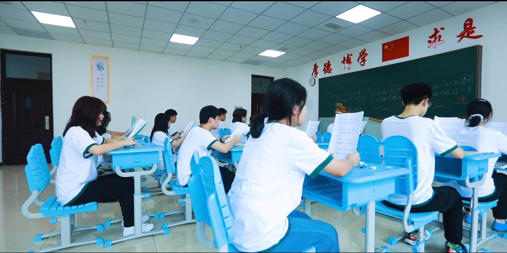 学生认真学习