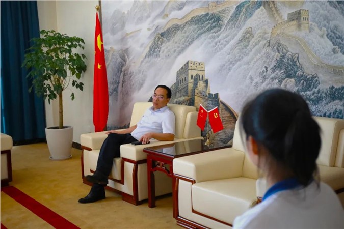 喜迎二十大 争做新时代好少年 | 我校阳立高董事长接受中雅培粹学校学生采访