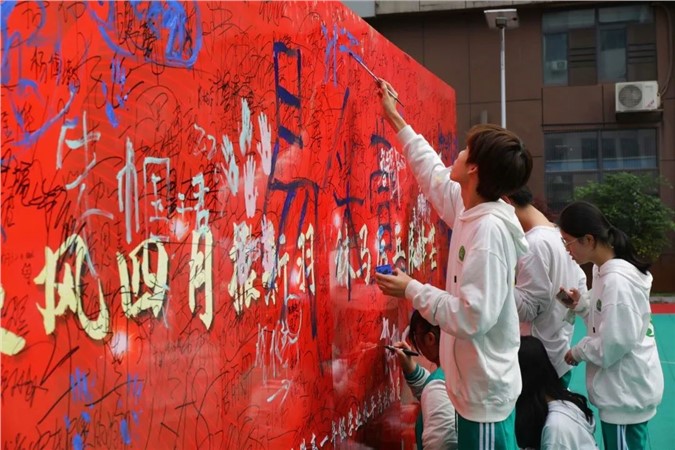 乘风四月振新羽，秣马厉兵展锋芒丨我校举行高一年级学考动员暨月考表彰大会