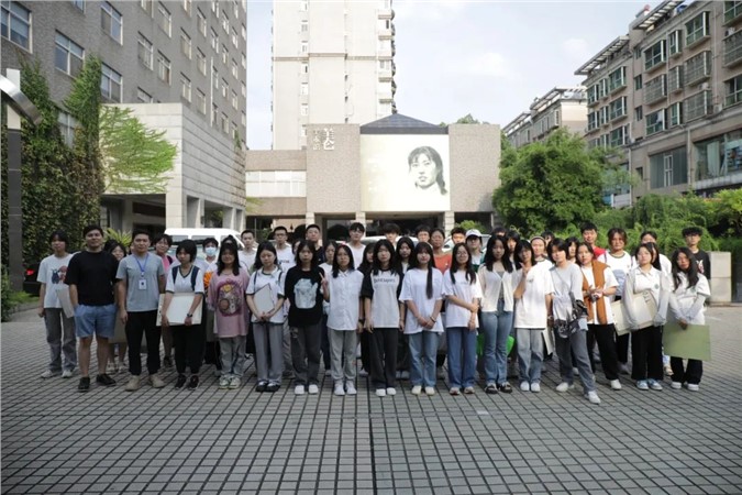 开阔眼界 丰富素养丨我校美术专业生赴美仑美术馆参观“时代生活的肖像——靳尚谊素描展”